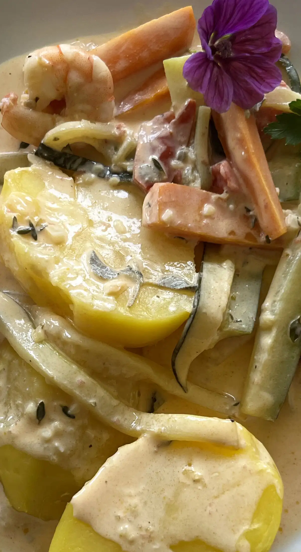 Garnelen mit Gemüse auf Linguine oder Kartoffel
