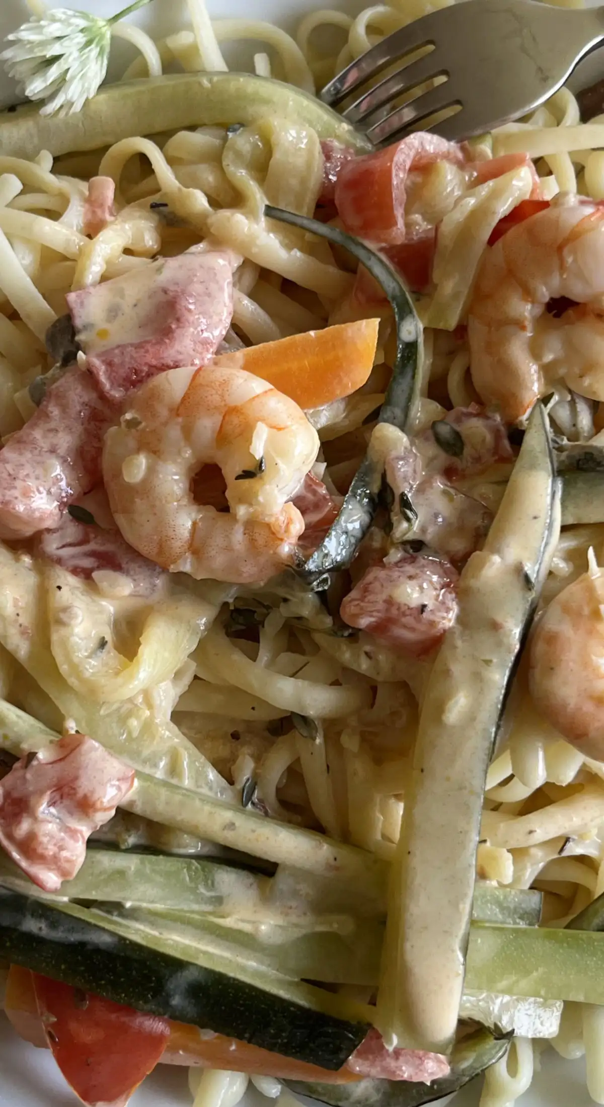 Garnelen mit Gemüse auf Linguine oder Kartoffel