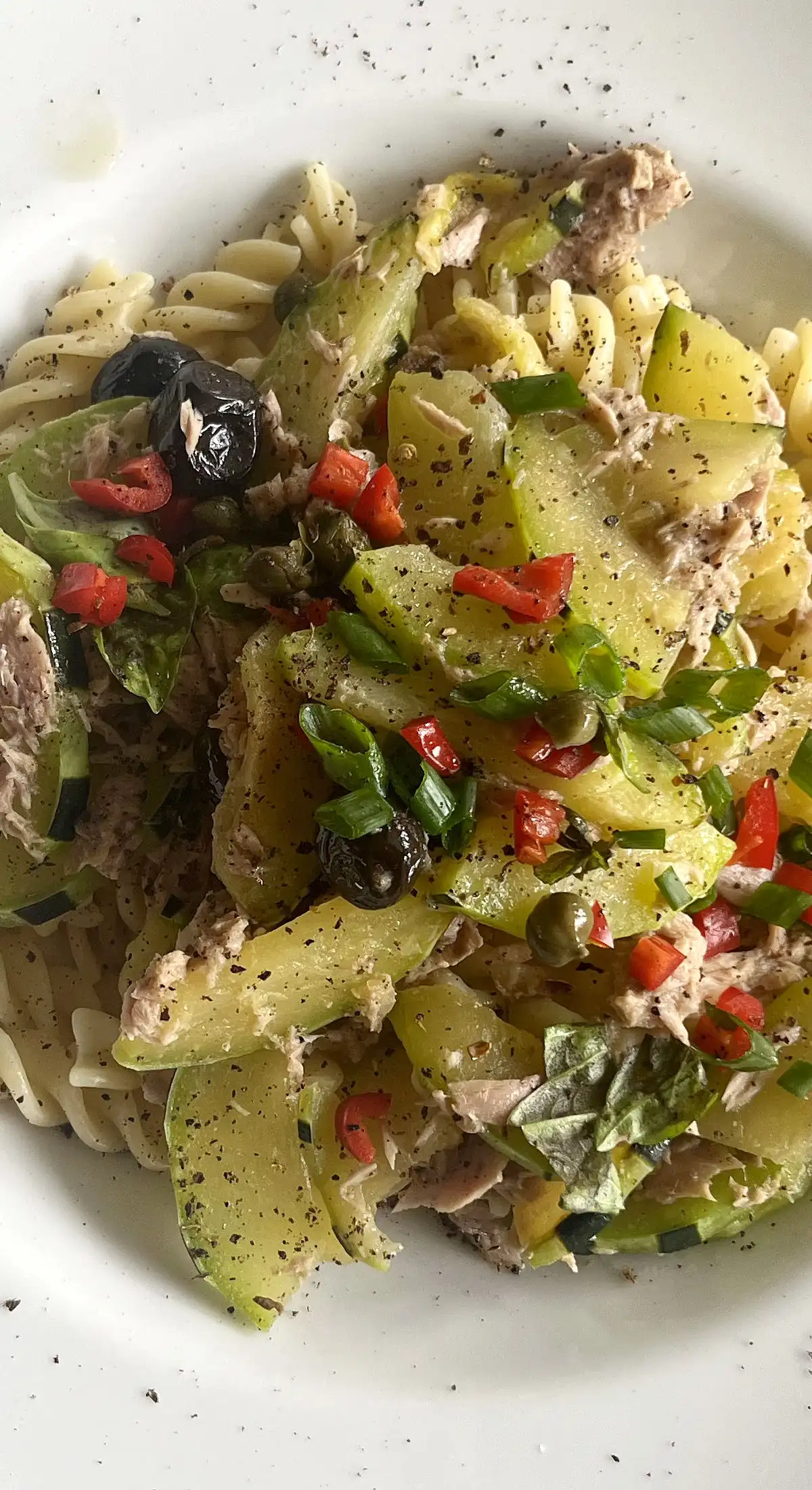 Zucchini auf Fusilli mit Thunfisch
