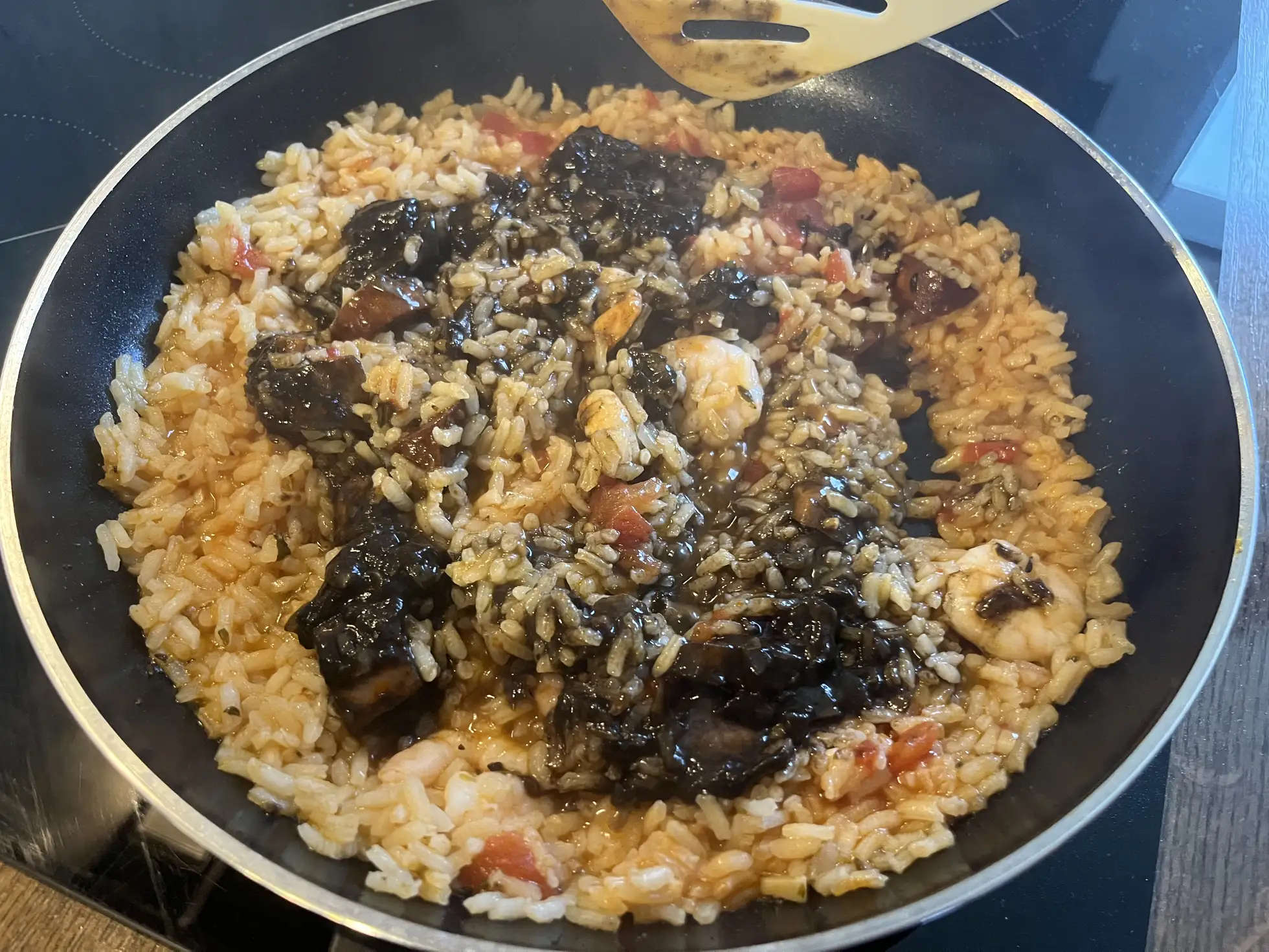 Risotto de gambas y calamares en su tinta