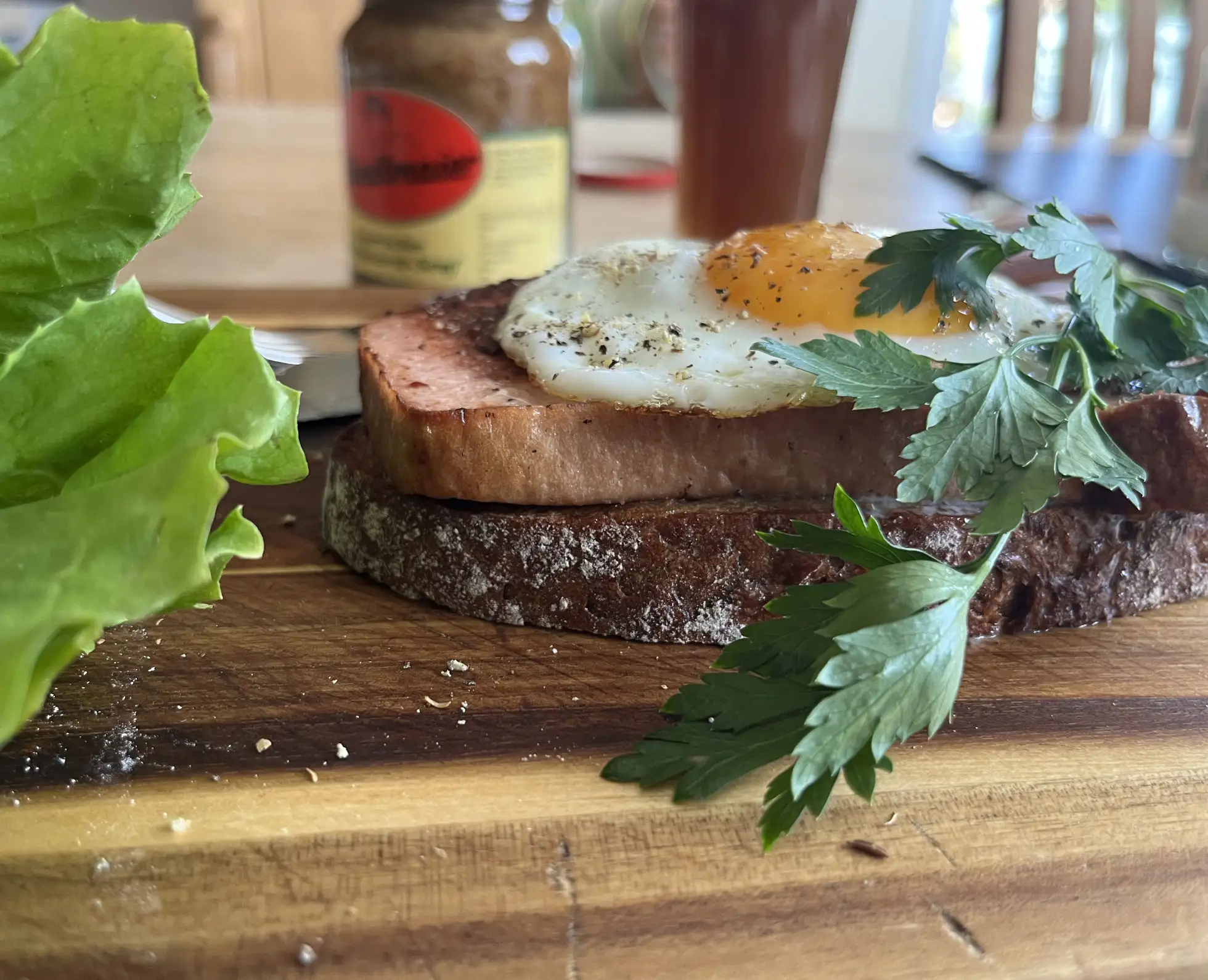 Leberkäse abgebräunt mit Spiegelei auf Bauernbrot