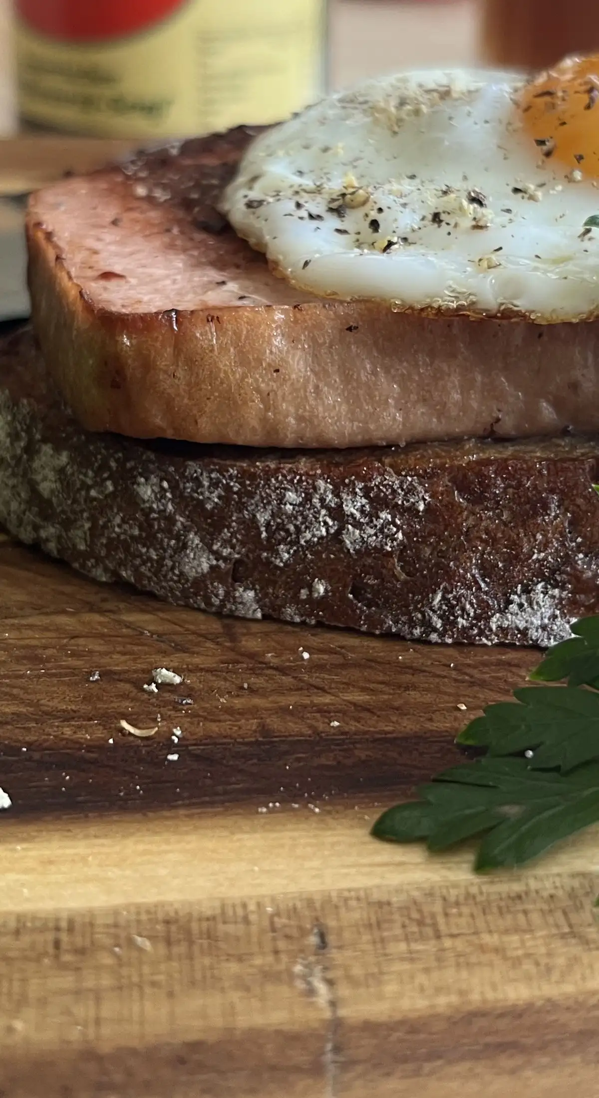 Leberkäse abgebräunt mit Spiegelei auf Bauernbrot