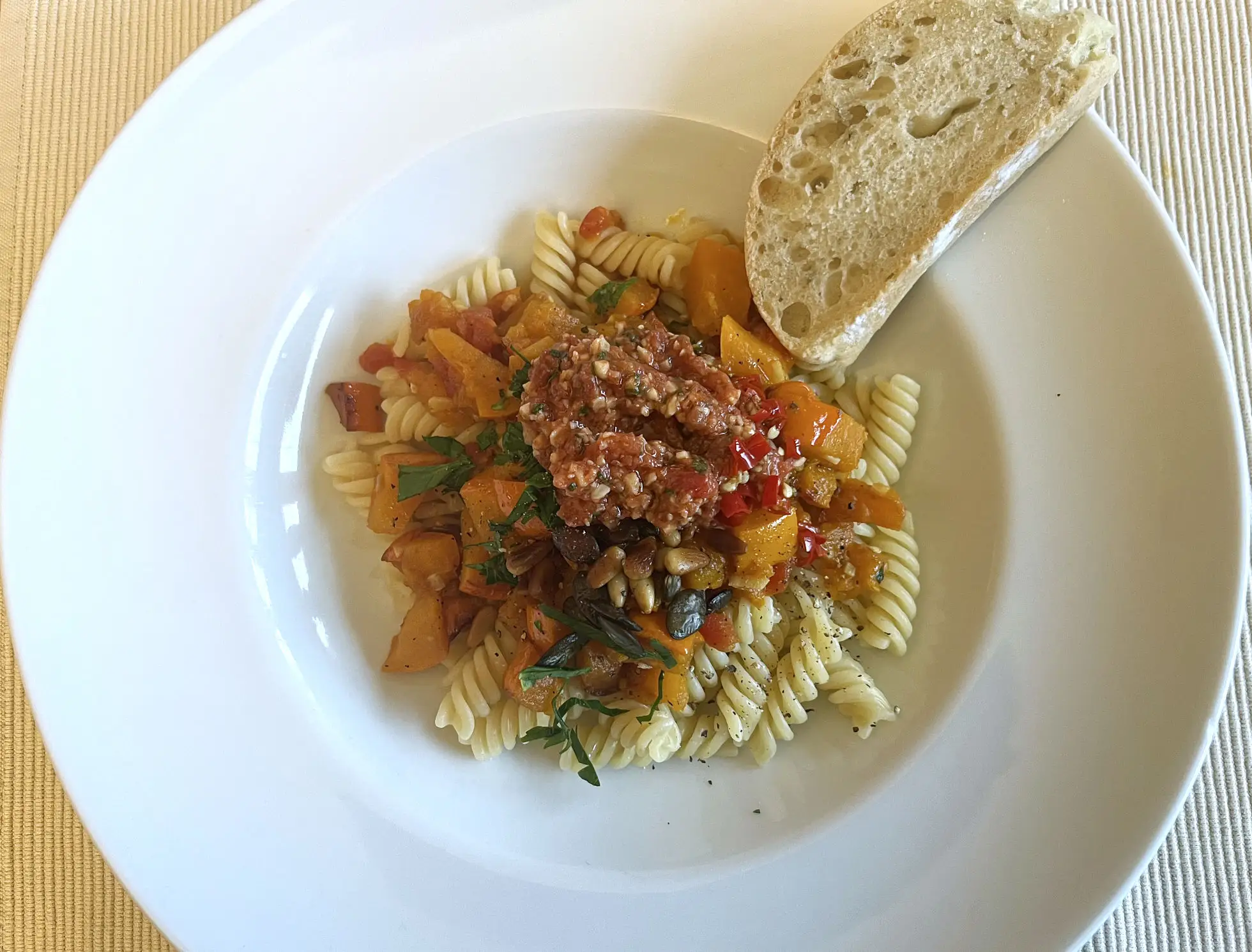 Hokkaido und Pesto Rosso auf Fusilli