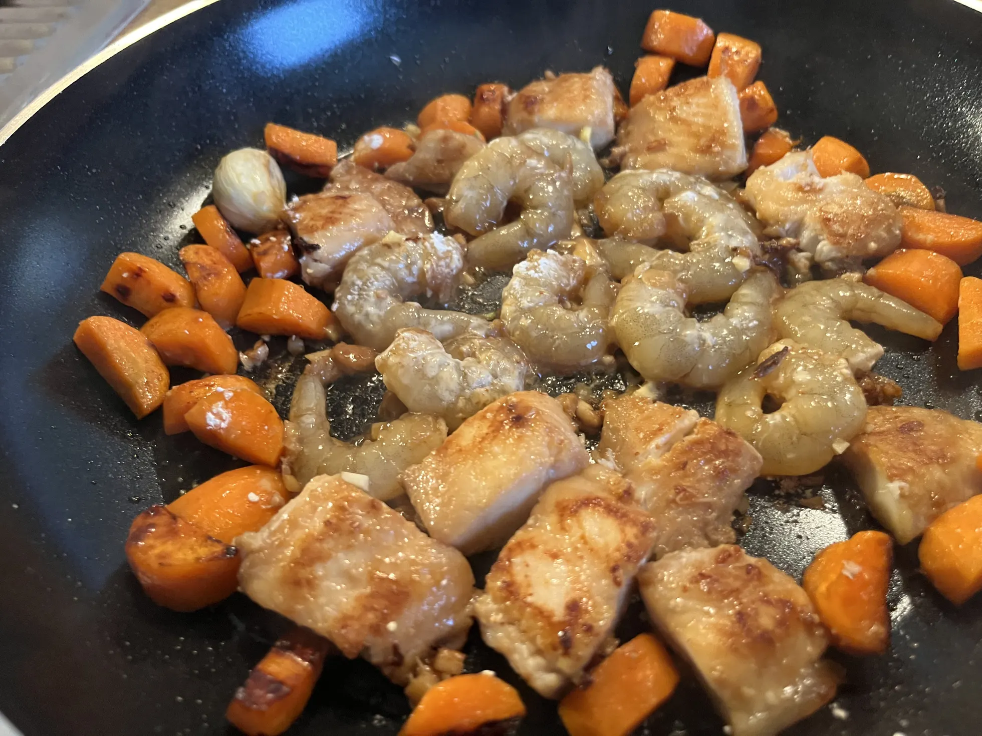 Gebratener Reis mit Fisch und Garnelen