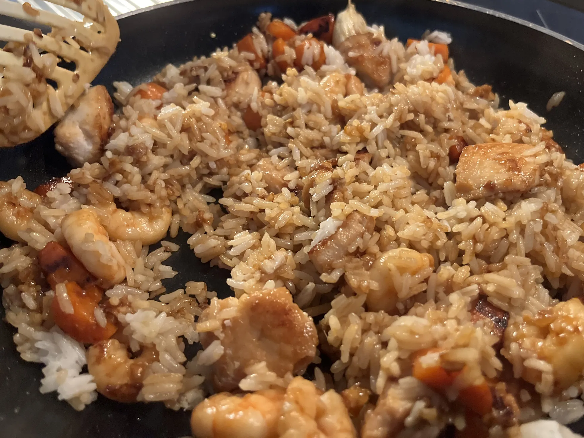 Gebratener Reis mit Fisch und Garnelen