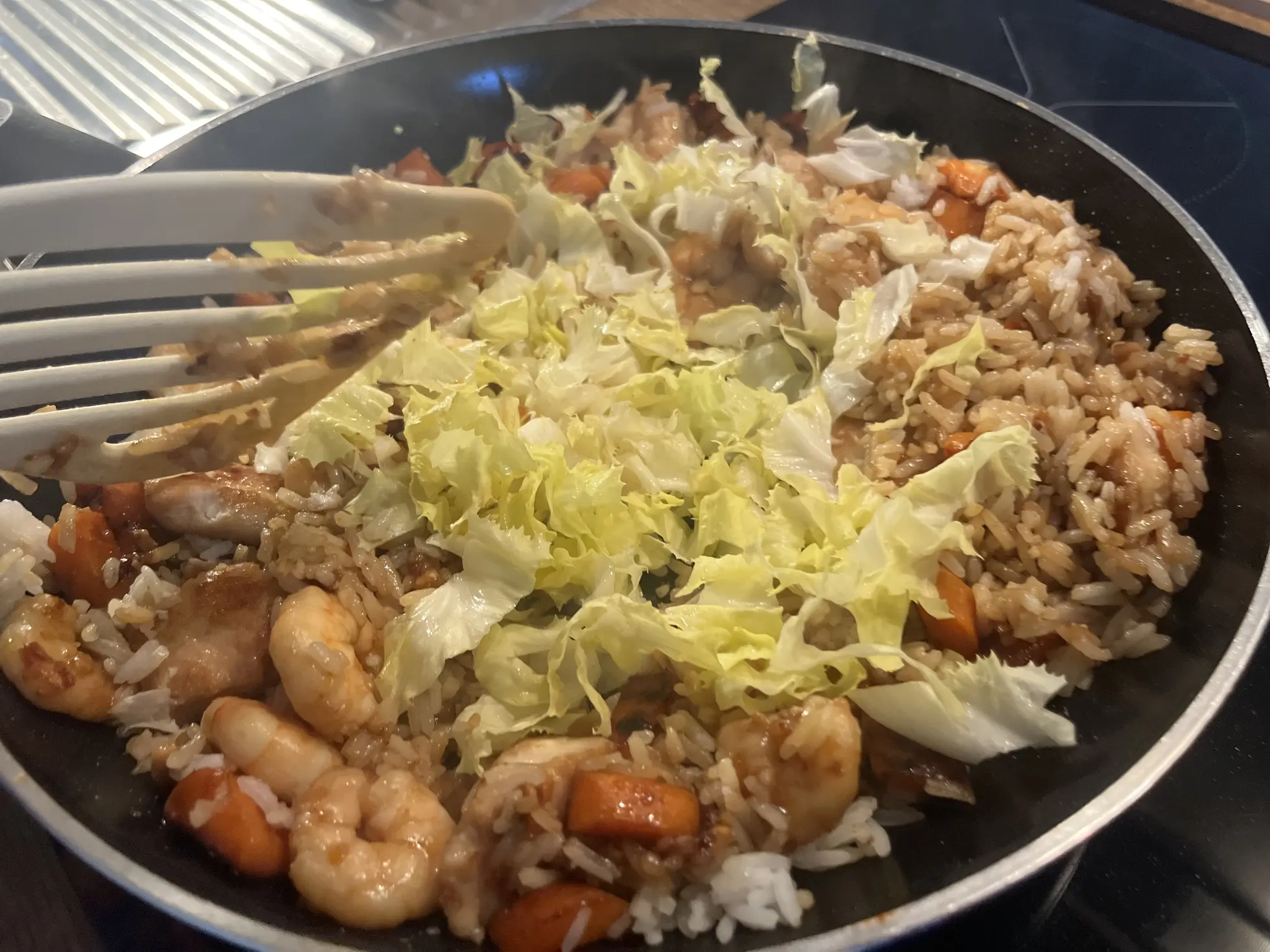 Gebratener Reis mit Fisch und Garnelen