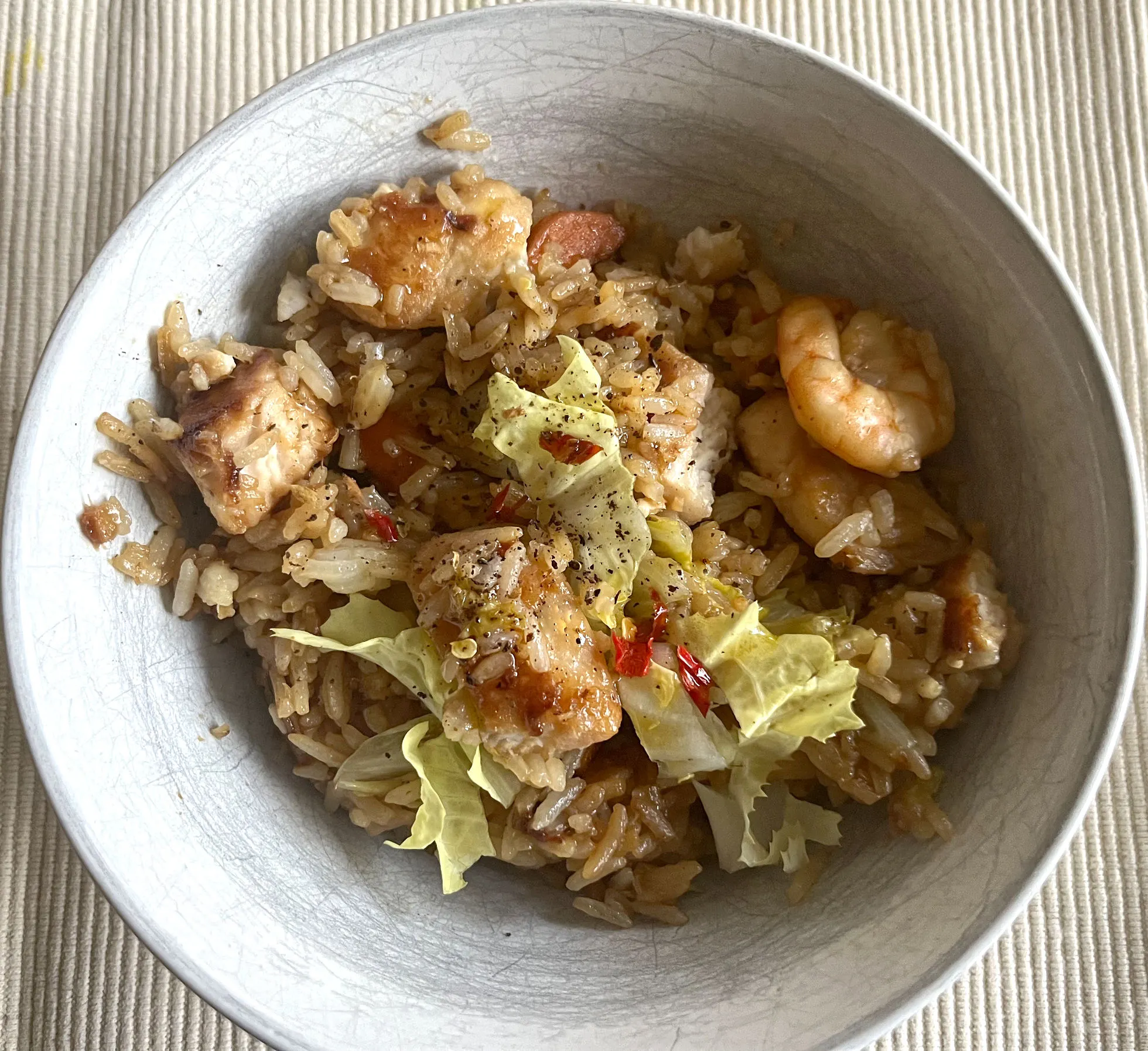 Gebratener Reis mit Fisch und Garnelen” style=